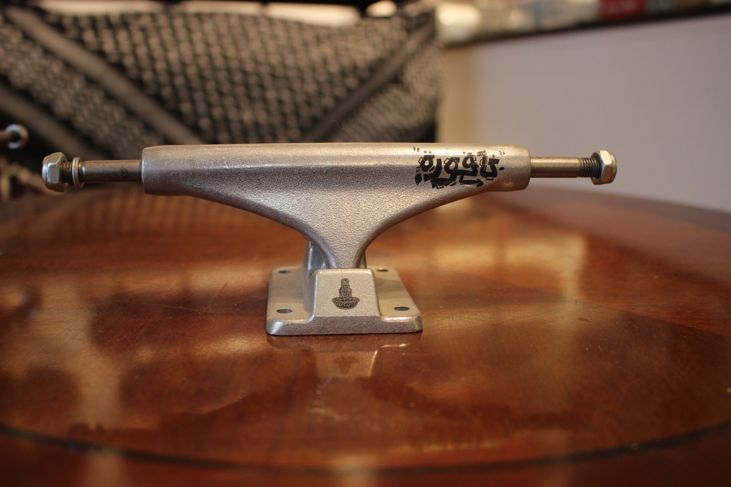 NAF Graffiti Arabic Classic Silver Tucks 144 - Skateboard Trucks - Image 2
